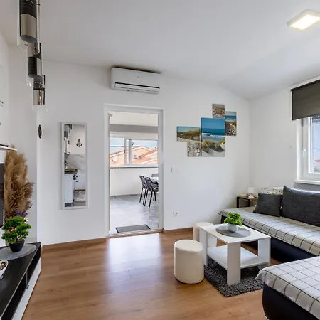 Apartman With Parking Space - 25015 *